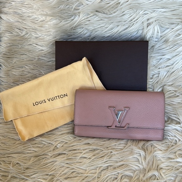 Louis Vuitton Handbags - Louis Vuitton Taurillon leather Capucines LV signature wallet